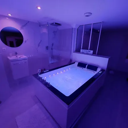 Апартаменти Les Delices Rooms-loveroom White *